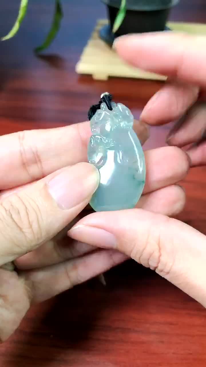 細膩冰種飄花精雕福瓜玉石飾品 佩戴典雅與吉祥的完美結(jié)合
